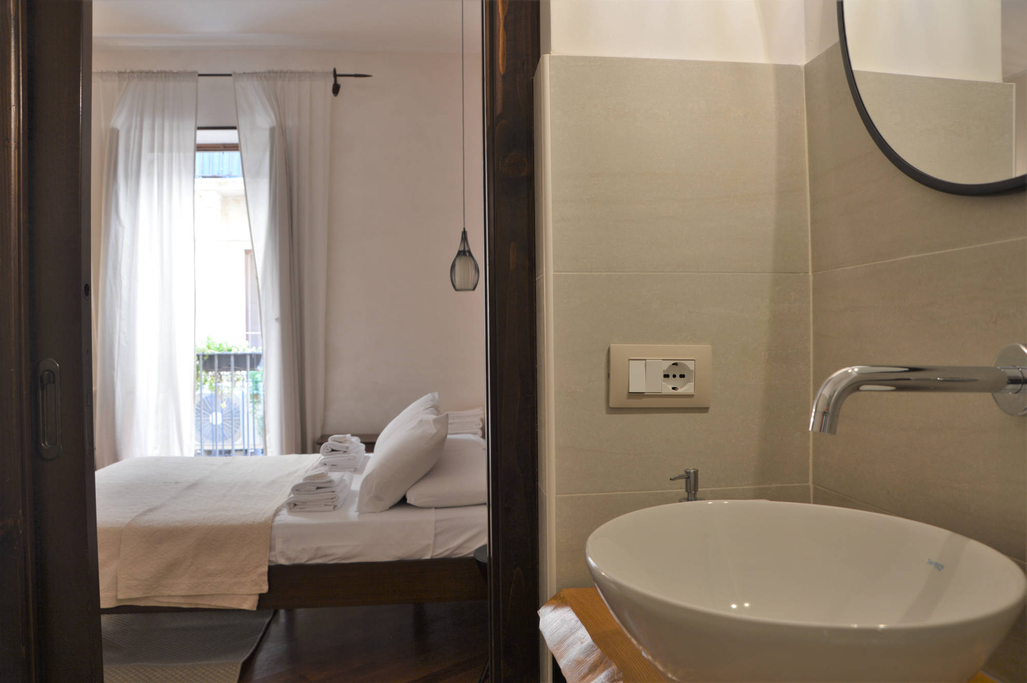 Casa Bellomo Ortigia bathroom with shower